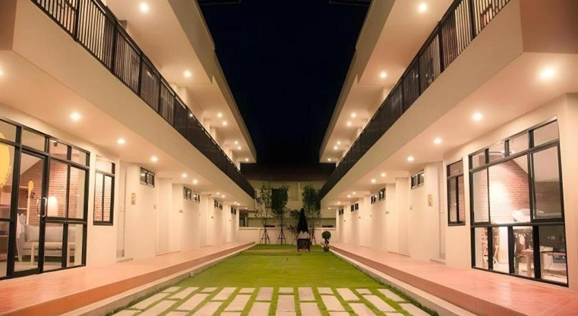 Yellow Moon Hotel Pattaya Esterno foto